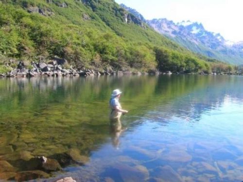 El parque nacional Nahuel Huapi posee una importante cuenca de lagos y ríos.